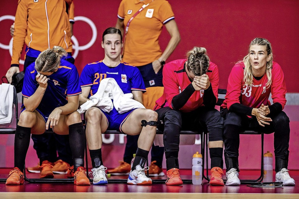 De Nederlandse handbal dames na afloop van het duel tegen Frankrijk.