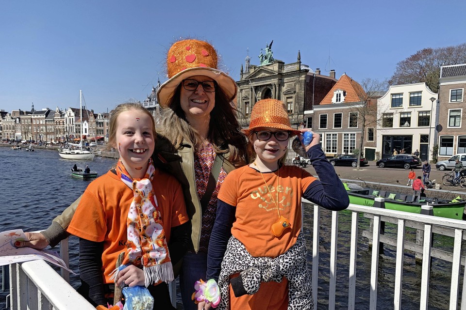 Ymke, Sandy en Resa lopen vrolijk uitgedost door Haarlem.