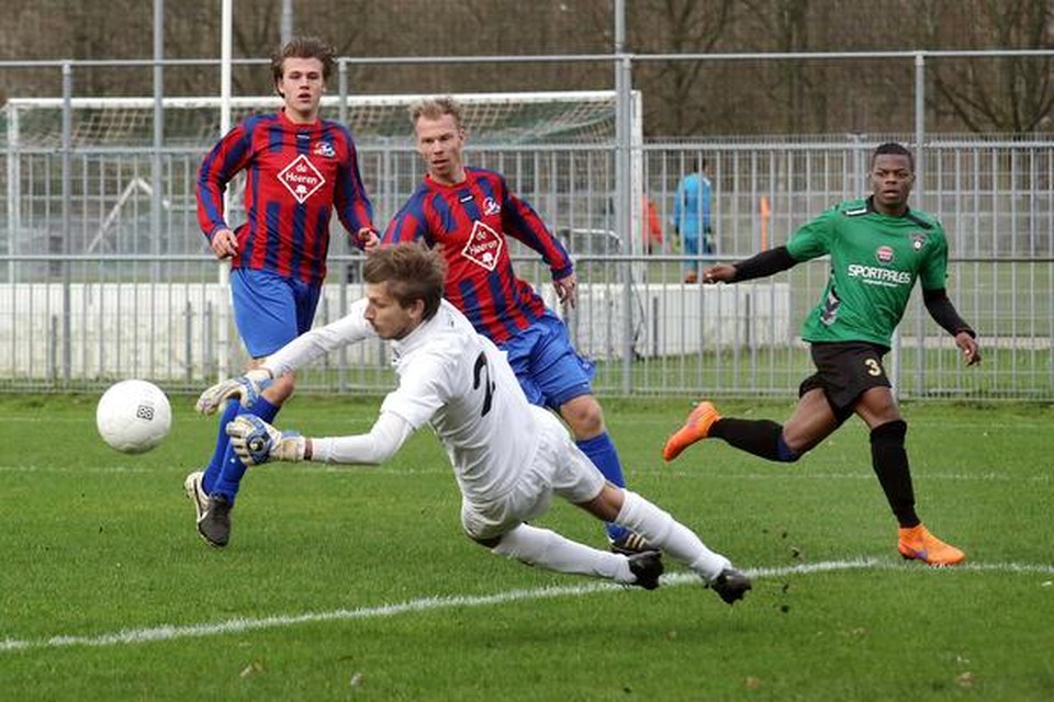 De Vecht-keeper Sander Klarenbeek had het vorig seizoen druk, zoals hier tegen FC Almere. Na de degradatie naar de derde klasse gaat het niet veel beter.