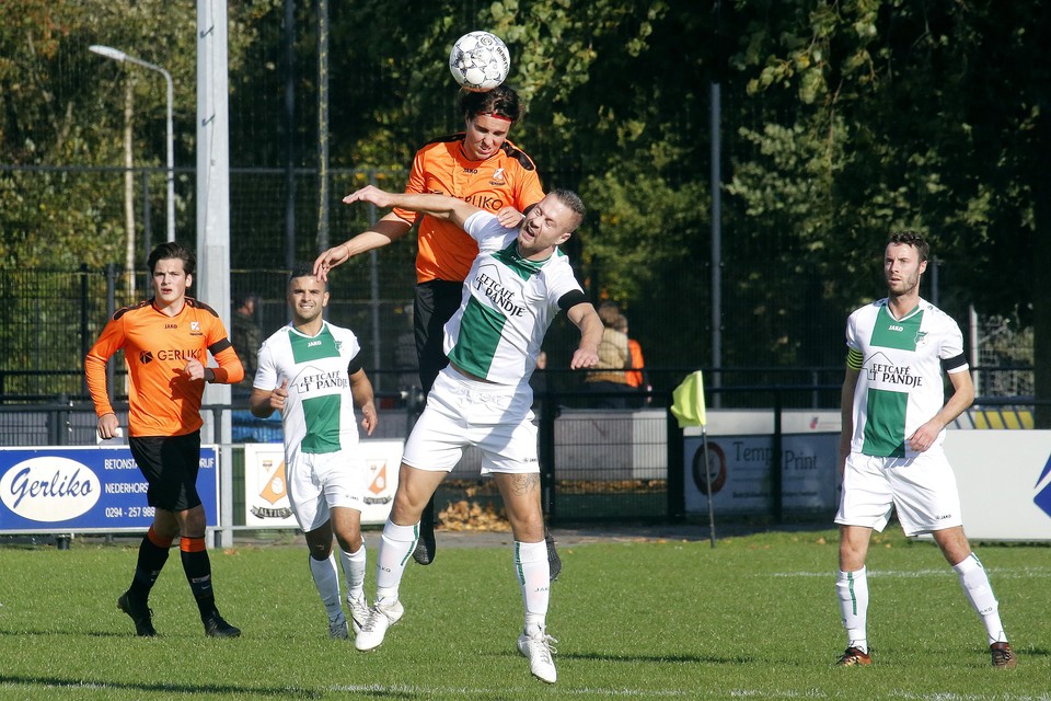 In tegenstelling tot in de met 3-1 verloren heenwedstrijd was koploper FC Hilversum (groen-wit) in de return wel een flink maatje te groot voor hekkensluiter en rivaal Altius: 4-0.