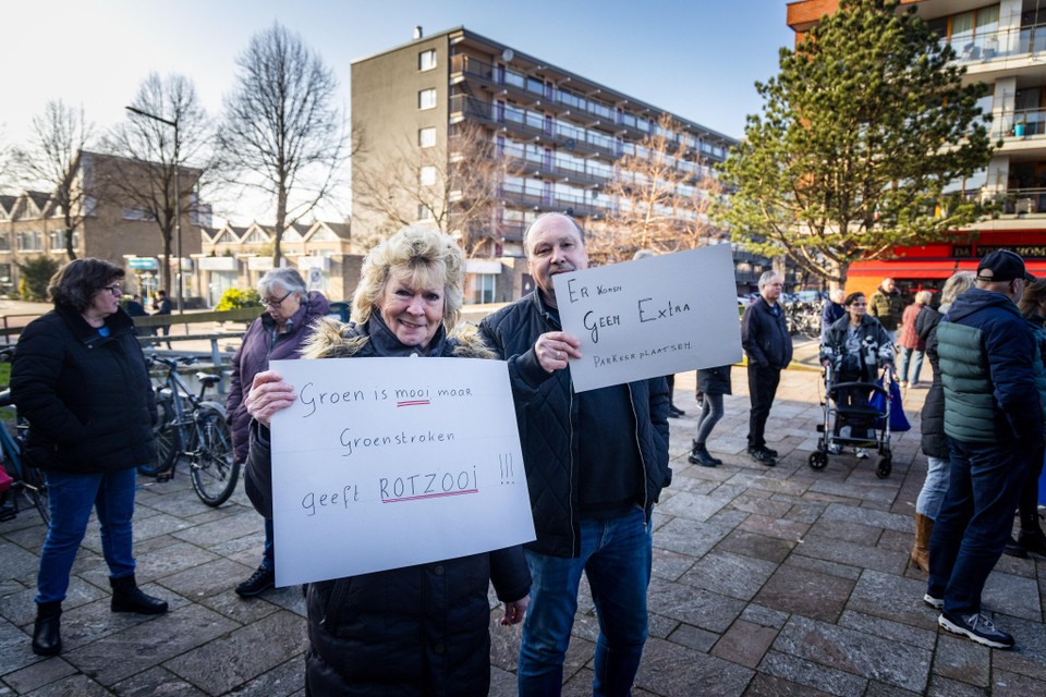 Actiegroep Meerwijk organiseerde zaterdag op het Leonardo Da Vinciplein een protest tegen de parkeerplannen voor de wijk.