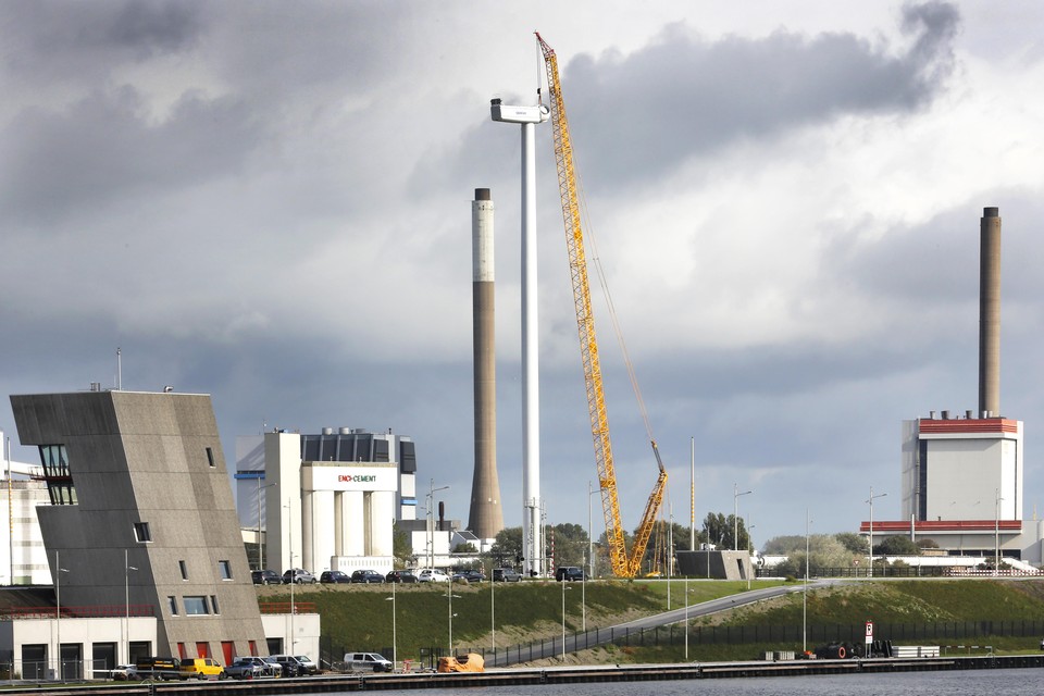 Een windturbine in aanbouw in het IJmuider sluizencomplex.
