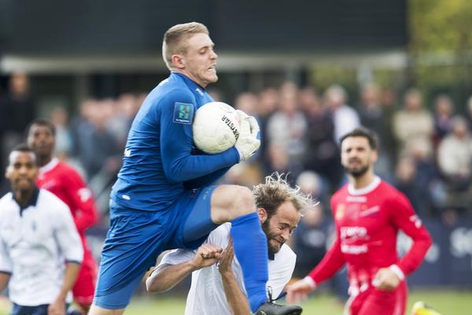 Excelsior-doelman Jean-Paul van Leeuwen neemt geen risico’s met HFC-aanvaller Koen Beeren in de buurt.