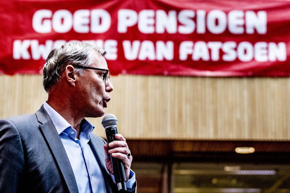 FNV-voorzitter Han Busker tijdens een actiebijeenkomst over pensioenen. Op de bijeenkomst beraden zij zich over nieuwe acties na het mislukken van het Haagse pensioenoverleg.