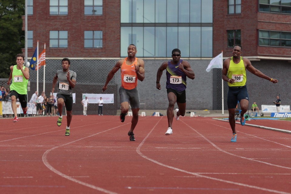 De finale van de 100 meter sprint, met in het midden Brian Mariano en rechts van hem winnaar Jamil Hubbard. Foto Studio Kastermans