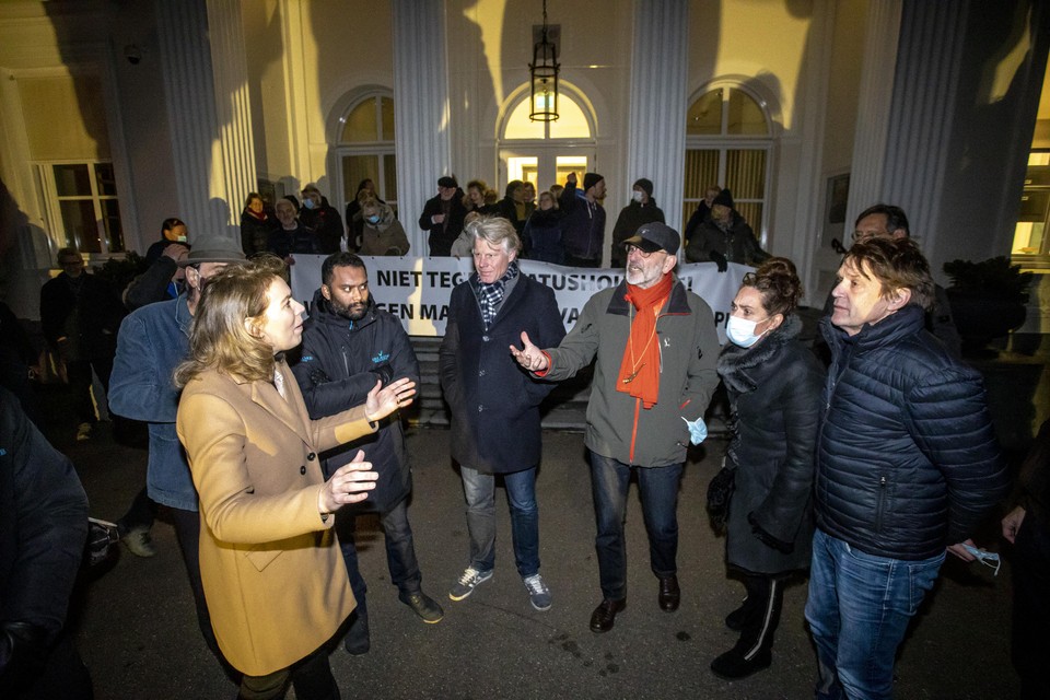 Omwonenden van Oldenhove kwamen in januari bij het gemeentehuis protesteren en gingen in discussie met wethouder De Roy van Zuidewijn.