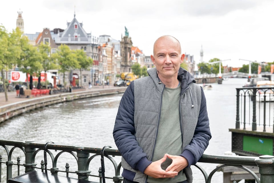 Micha Xander bezingt in ’Haarlem’ zijn liefde voor de stad.