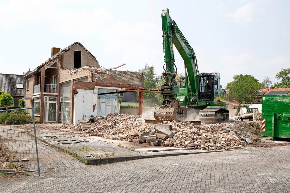 Garage Koot aan de Laarderweg in Eemnes wordt woensdag gesloopt.