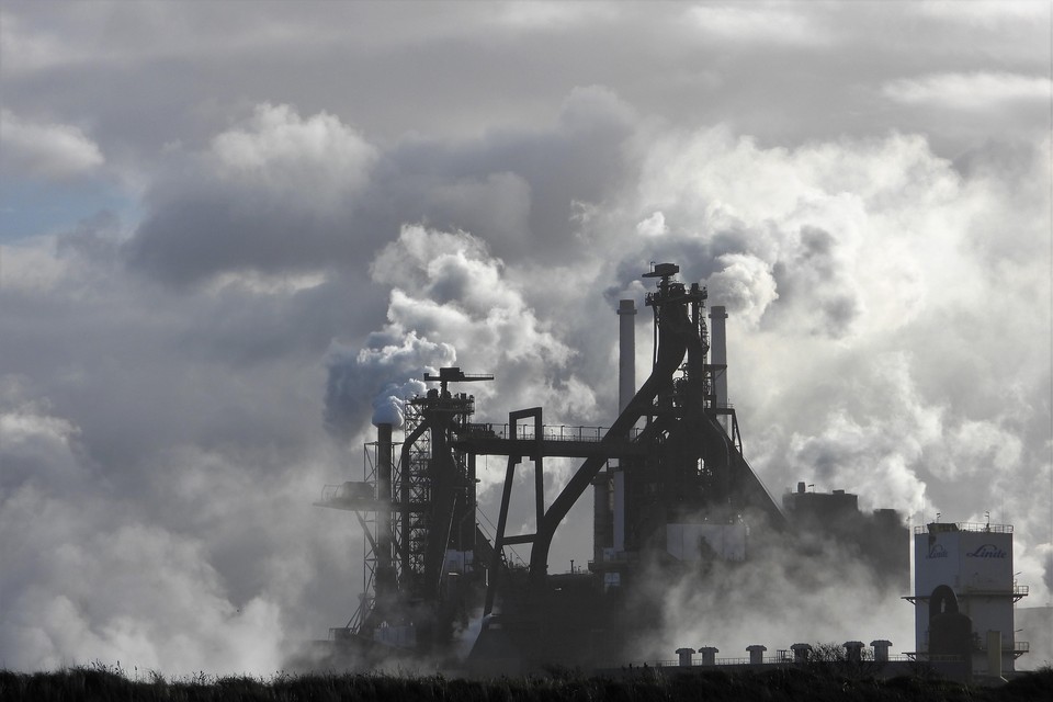 De hoogovens van Tata Steel. De uitstoot van ongezonde stoffen moet snel verminderen, schrijft staatssecretaris Van Weyenberg in een brief aan de Tweede Kamer.