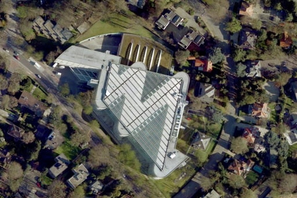 Het AKN-gebouw in Hilversum, waar KRO en NCRV zijn gevestigd. Foto Google Earth
