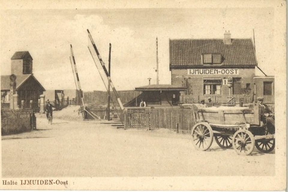Station 'IJmuider-Oost'. Na 1927 werd het halte Julianakade.