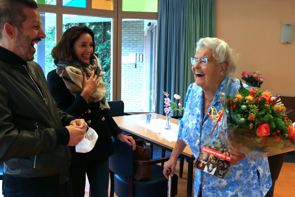 Mevrouw Horst-Leenhouts krijgt bloemen van Linda Wegman en Fabio Alho van Rotary Haarlem-Oost.