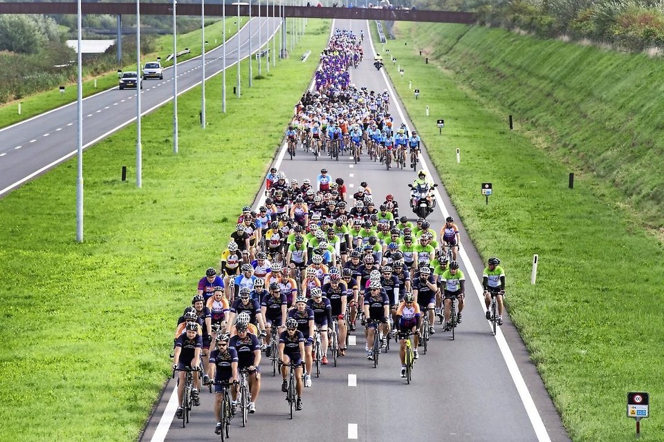 Deelnemers aan Ride for the Roses op de Drie Merenweg bij Hoofddorp.