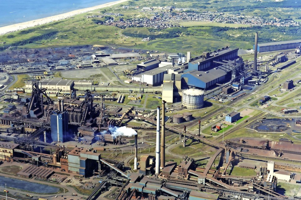 Een uitloper van de duinenrij werd midden vorige eeuw verhoogd tot kunstduin, die vanuit Wijk aan Zee het zicht op Tata Steel ontneemt.