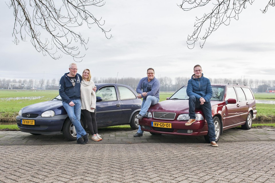 Ronald, Cecilia, Aad en Pepijn zullen hun auto’s versieren met roze stickers van Stichting Team Daniëlle.