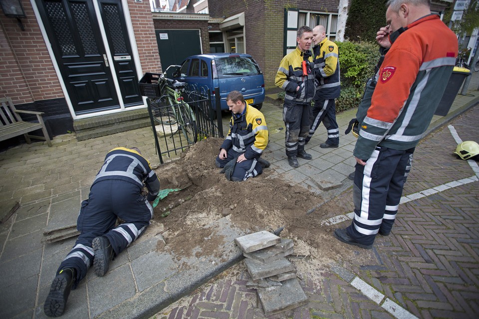 Woningen ontruimd vanwege vermeend gaslek in Iordenstraat Haarlem. Foto Michel van Bergen