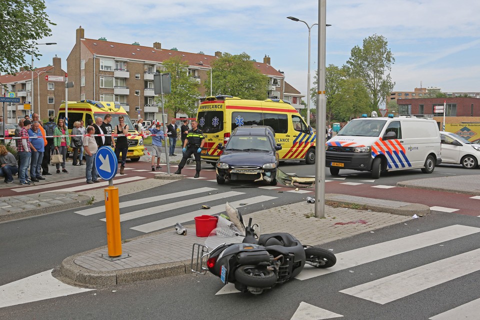 Twee mensen raakten gewond bij een botsing in IJmuiden.