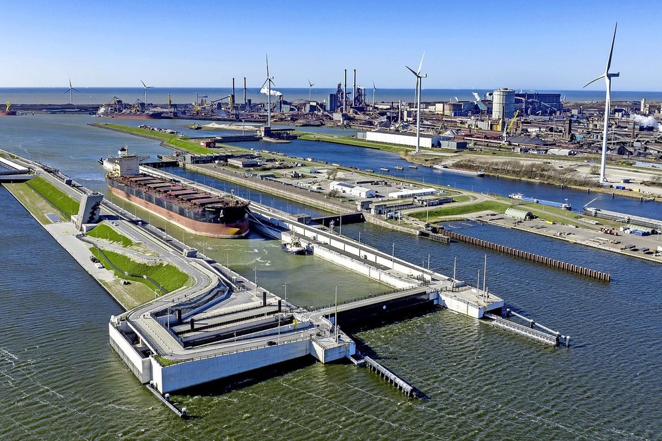 De Zeesluis IJmuiden, de grootste zeesluis van de wereld. Bovenin, met Tata op de achtergrond, het gemaal dat zout water weer moet gaan afvoeren.