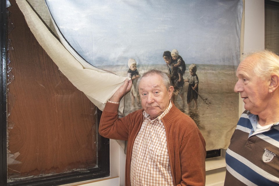 Henk Hogeland (l) en Ad de Vries bij de ingeslagen ramen in het Decoratelier.