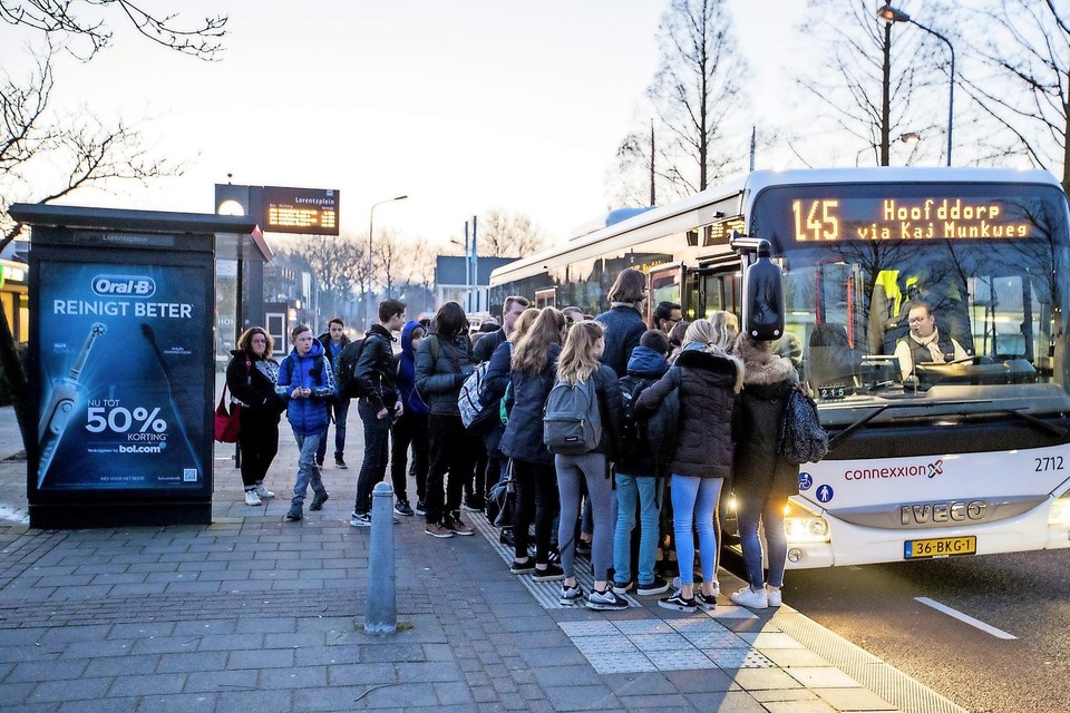 Vertrek van bus 145, donderdagochtend in Badhoevedorp. De bus was op tijd en iedereen kon mee. Dat is wel eens anders geweest.