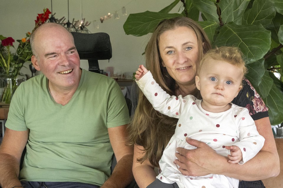 ALS-patiënt Richard van Dam met zijn vrouw Nienke en hun dochtertje Fay