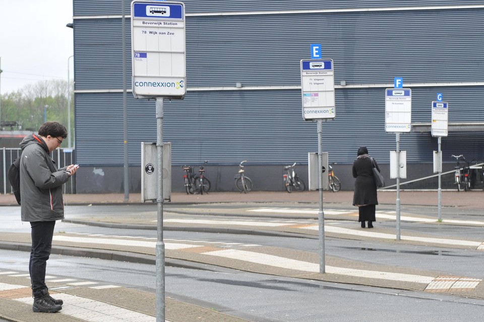 Kijken of er toch nog een bus stopt op het station in Beverwijk.