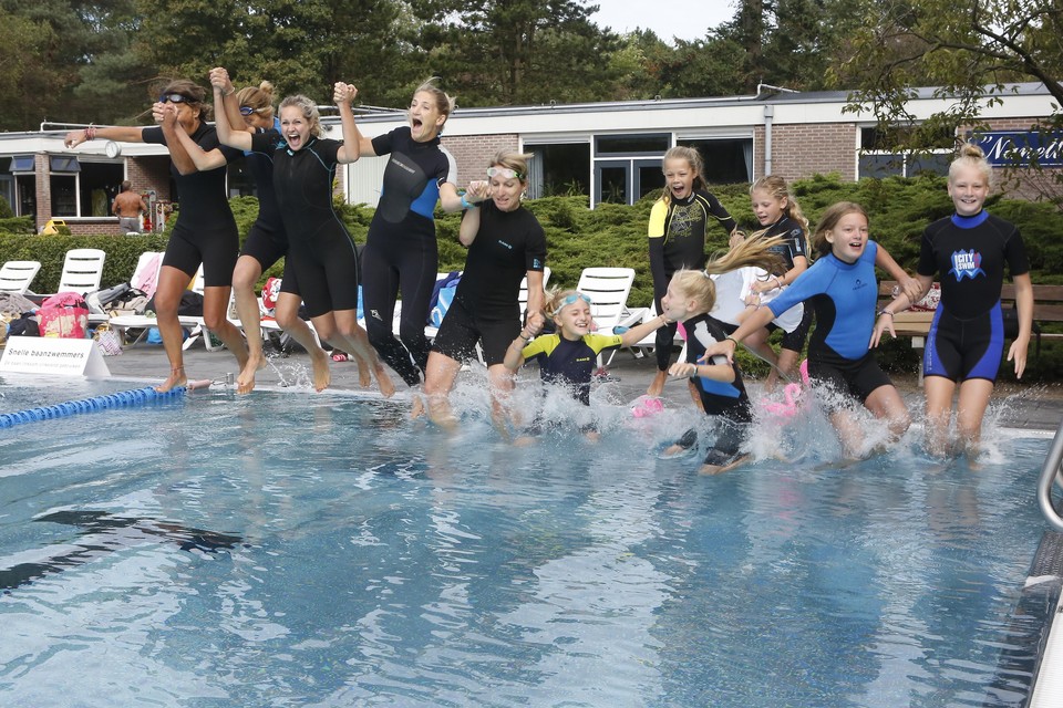 Numi, Lot, Flore, Sofie en hun moeders zwemmen in Huizen de alternatieve City Swim voor de ziekte ALS.