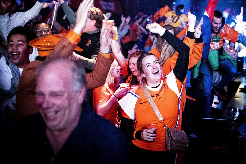 Feestende fans bij het ’Huis van Oranje’ tijdens het WK-duel Senegal-Nederland.