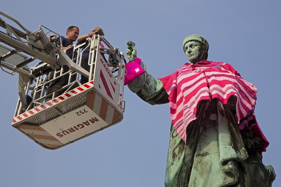 Loutje op de Grote Markt in Haarlem 'in Pink' voor Roze Zaterdag. Foto Michel van Bergen