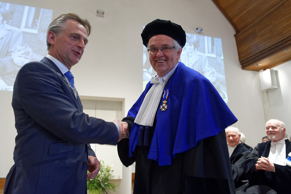 Burgemeester Rob Metz feliciteert professor Kromhout met zijn hoge onderscheiding.