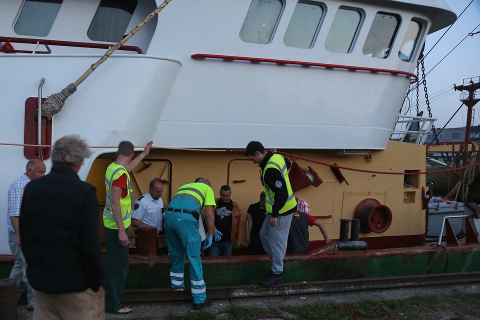 Urker visser gewond door valpartij in IJmuiden. Foto: Ko van Leeuwen