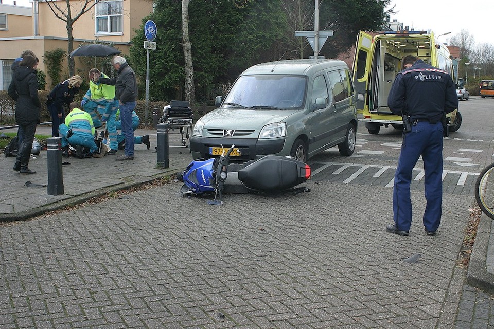 Een scooterrijder is maandag gewond geraakt op de Florarond in Velserbroek. Foto Reinder Weidijk