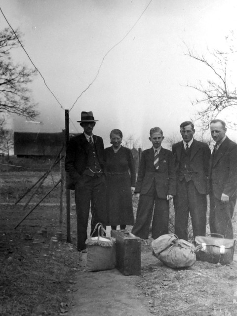 Groepsfoto gemaakt tijdens de voedseltocht van Kees Aries naar de Wieringermeer.