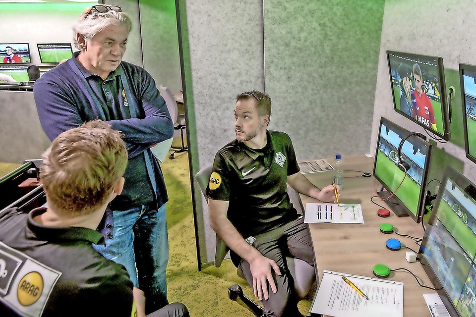 Overleg tussen supervisor Wouter Schaap (staand), VAR Stan Teuben (op de rug gezien) en assistent-VAR Ruud Bexkens.