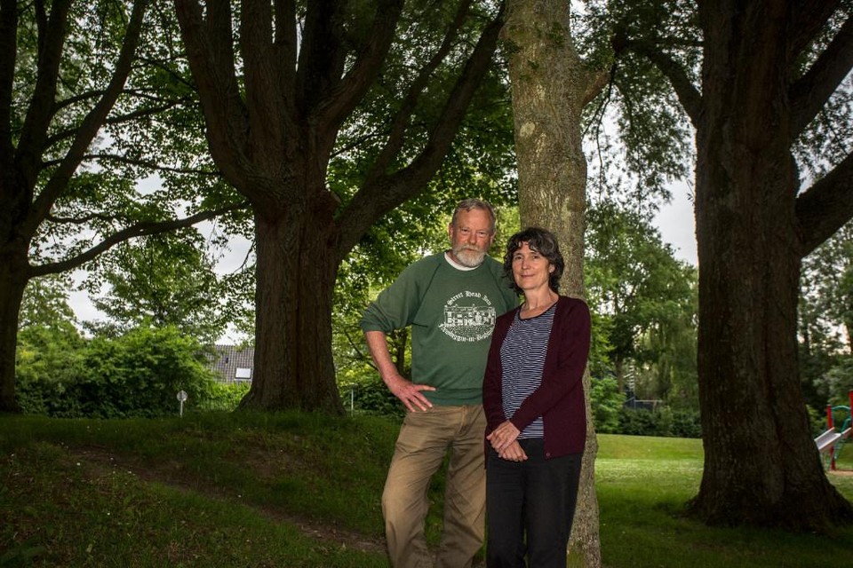 Anne Stins en Paulien Goettsch nemen het voortouw in de strijd tegen het kappen van bomen in het Dokter Van Haeringenplantsoen.