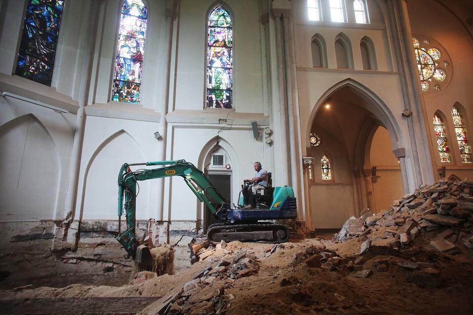 De werkzaamheden voor het funderingsherstel van de Laurentiuskerk in Weesp zijn begonnen.