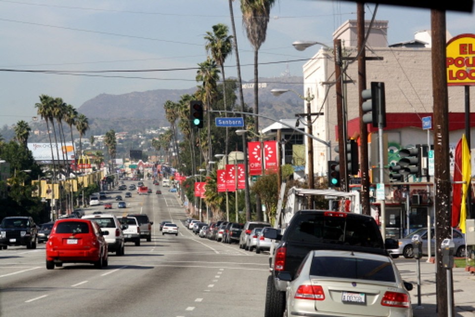 Sunset Boulevard in LA, Hollywood in de heuvels. (Foto: Joost Brantjes)