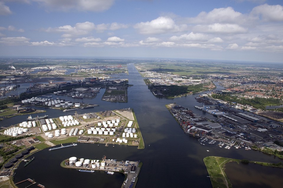 De havens aan het Noordzeekanaal kenden een lagere overslag in 2020.