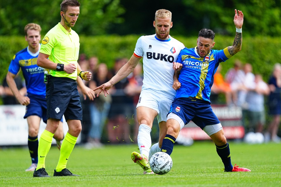 Testspeler Mihkel Ainsalu in duel met Pol Llonch van Willem II.