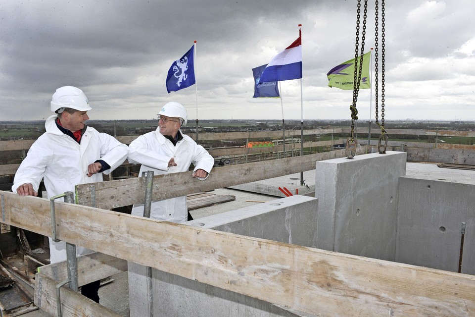 Directeur Sjoerd Hooftman (links) en de Heemskerkse wethouder Gaatze de Vries op het hoogste punt van het gebouw Slotvrouwe aan de Debora Bakelaan.