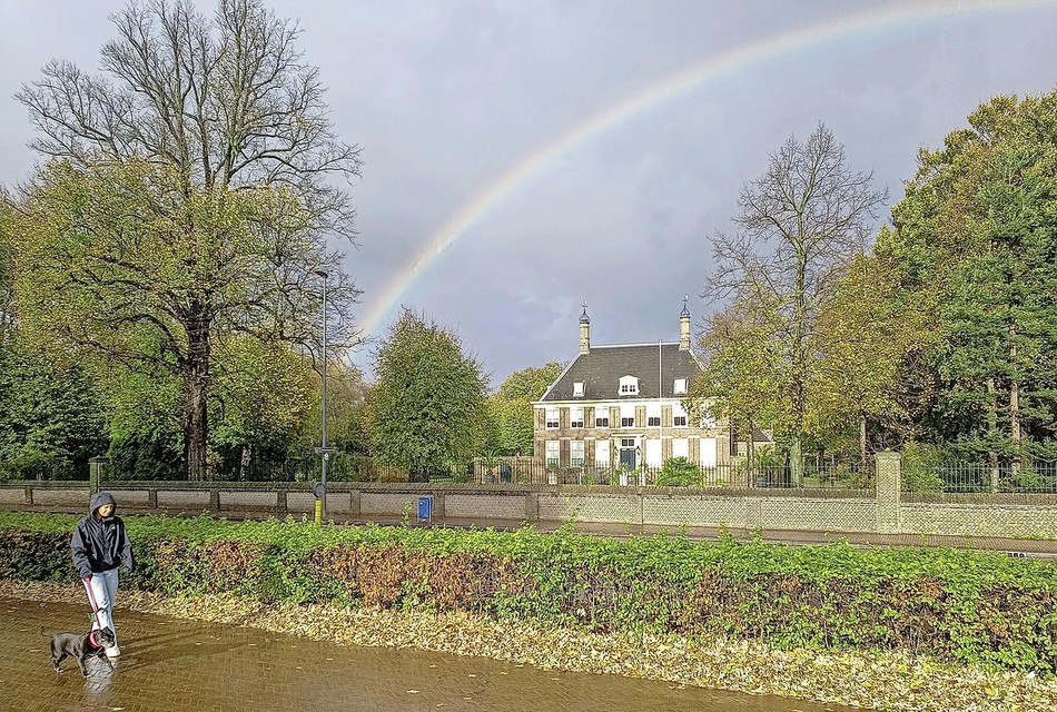 Regenboog boven landgoed Akerendam in Beverwijk