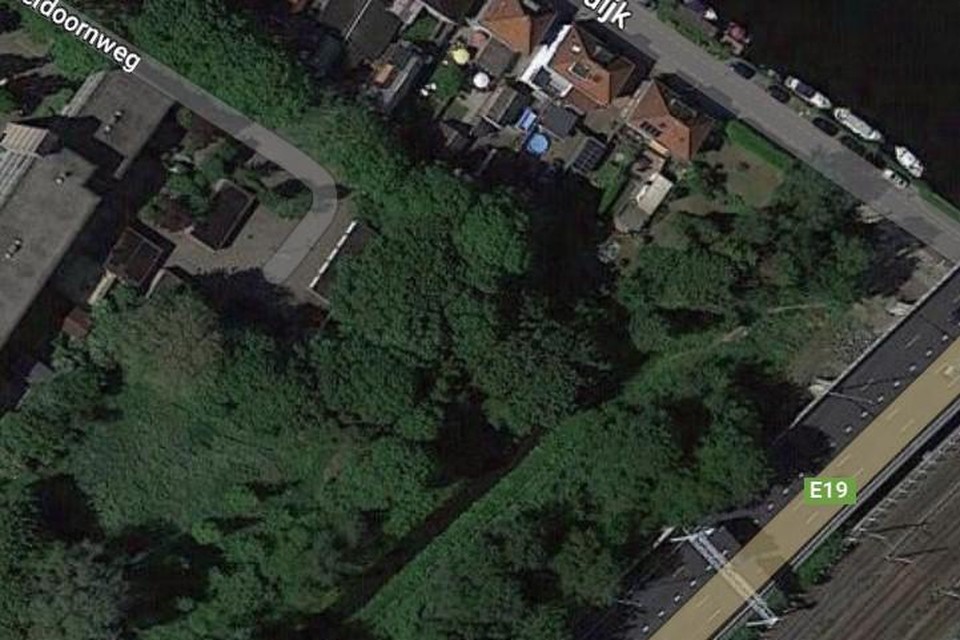 Het gaat om het groen tussen de appartementen (links) en snelweg A4 (rechts).