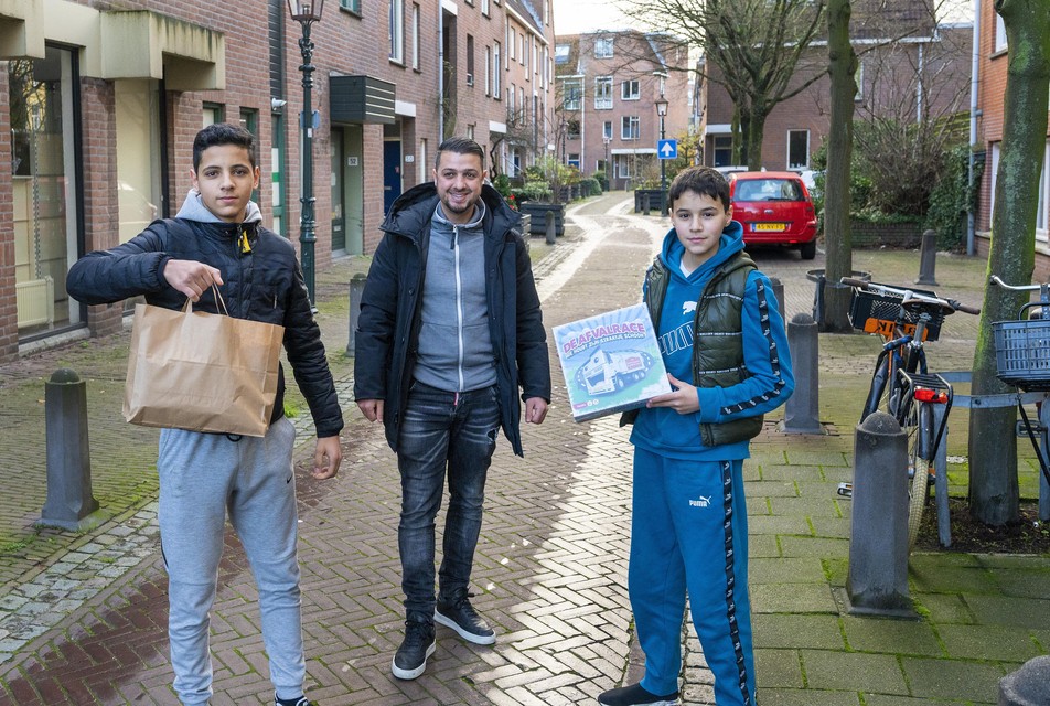 Jongeren brachten met kerst maaltijden langs bij Haarlemmers.