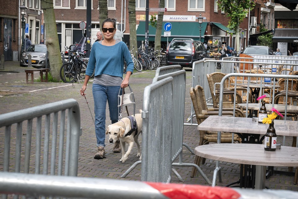 Pauline van Heuven in juni 2020 toen vanwege corona overal hekken en andere obstakels in de stad verschenen.