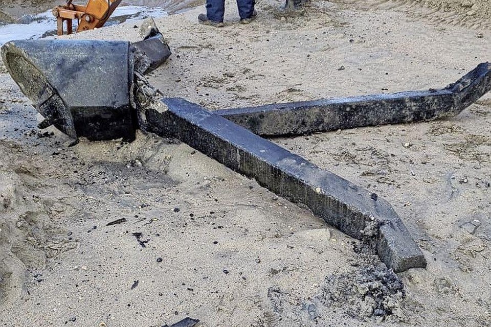 De losse betonnen balken van een tetraëder met de ’rompensnijder’ erbij.