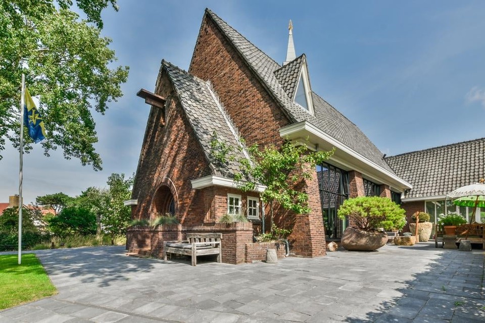 De tot woonhuis en studio’s verbouwde kerk in Zandvoort staat voor 3,5 miljoen euro te koop.