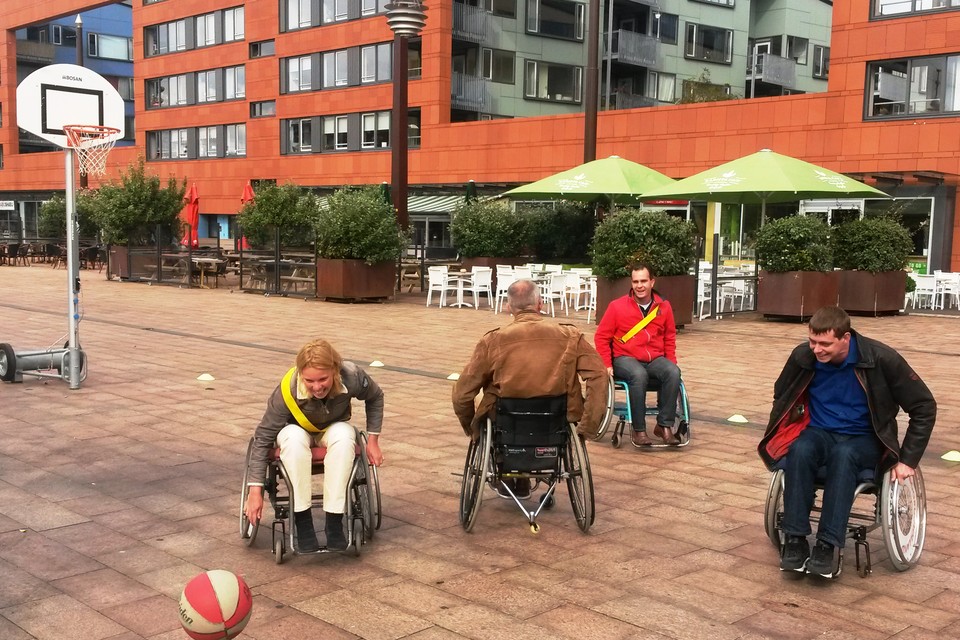 Ambtenaren en raadsleden spelen rolstoelbasketbal op het Burgemeester van Stamplein 