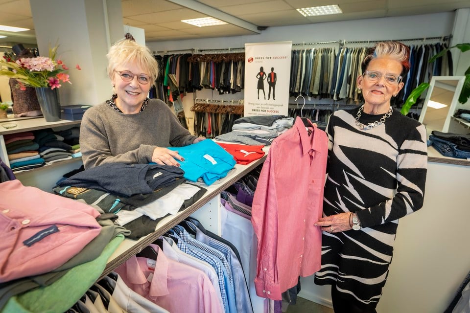 Liesbeth Dijkdrent (links) en Yvonne Donders leiden samen de Leidse winkel van Dress for Succes.