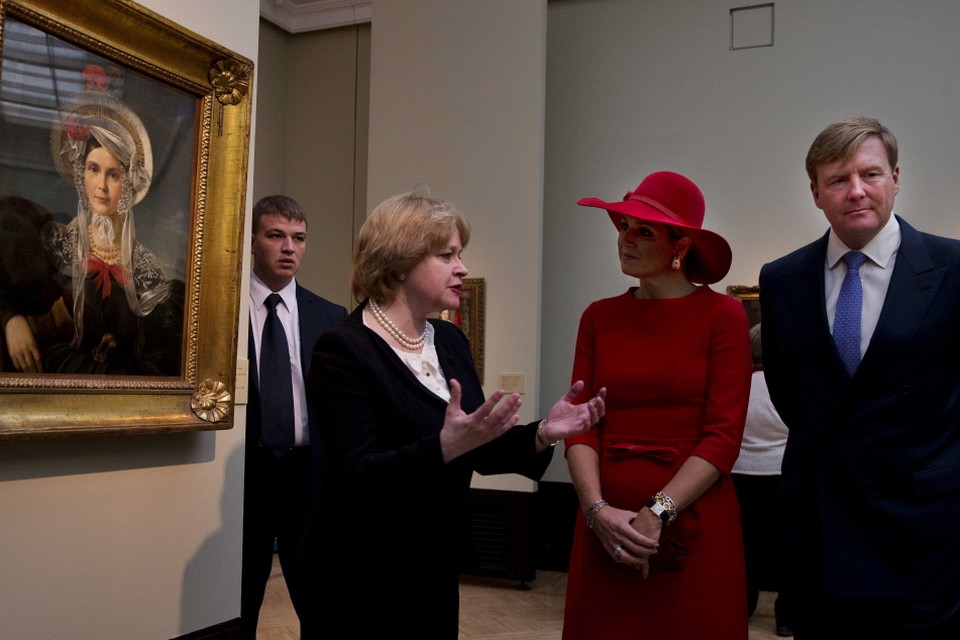 Directeur Irina V. Lebedeva, koningin Maxima en koning Willem-Alexander tijdens een bezoek aan de State Tretyakov Gallery. Foto ANP