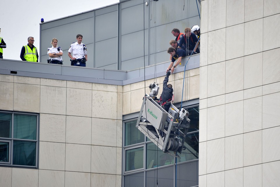 Glazenwasser beleeft in Hoofddorp angstig moment op zesde etage. Foto Eric van Lieshout